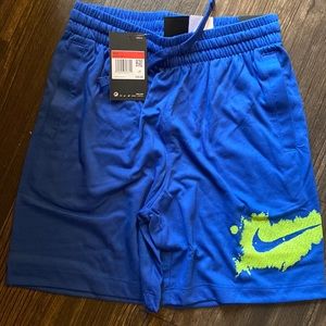Boys Nike shorts (L)